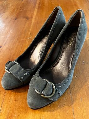 Coach Dinah Green Suede Pumps with Buckle and Whip Stitch Detail Y2K
